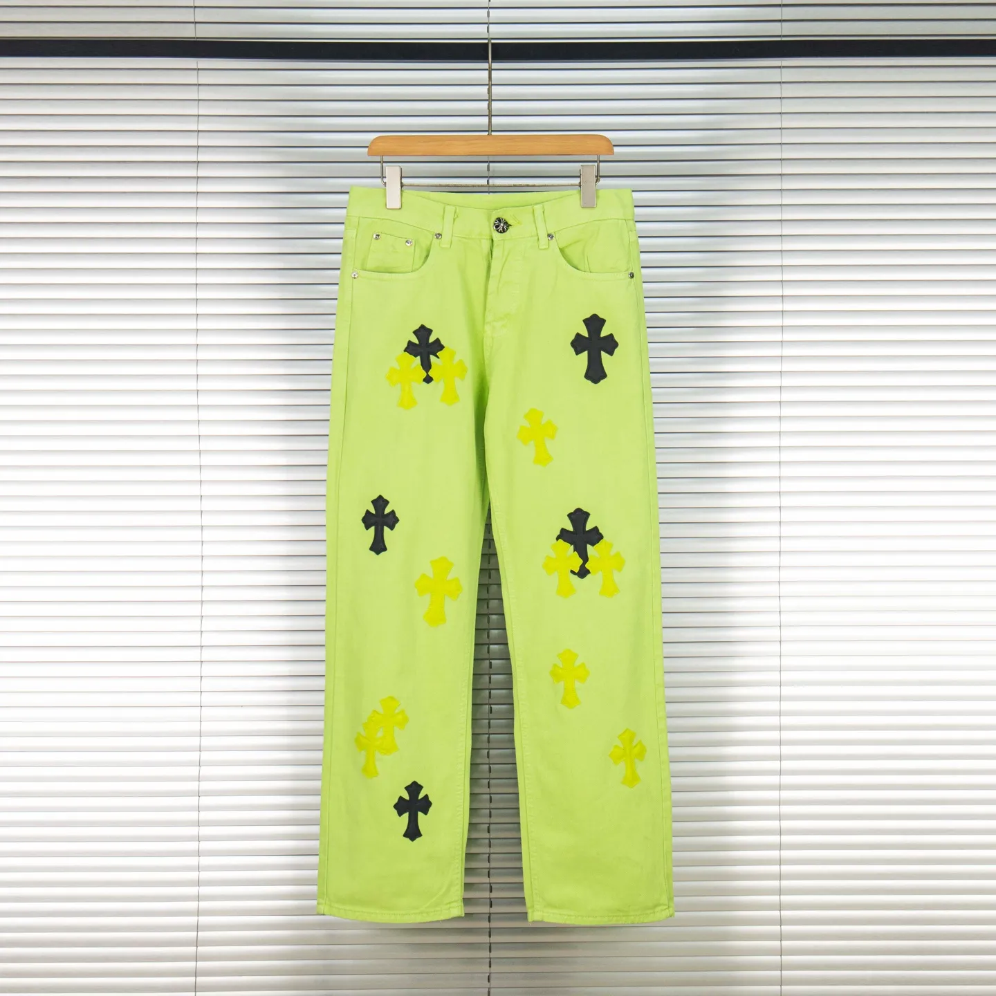 P250 Chrome Hearts dopamine green denim and black and yellow leather couple jeans are a hot trend this season and are sought after by countless celebrities and fashionistas. The neat details of the cutting process add color to the playful fashion! The neat and meticulous design, and the well-fitting structure is unique. The upper body not only has outstanding recognition, but also looks younger and younger. A style with the ultimate wearing meaning and performance, gorgeous color matching, and the craftsmanship of this style is also extremely extraordinary. After the finished product is washed, it is disassembled and hand-made with sheepskin cross leather and then spliced ​​together to complete. The whole piece has too many craftsmanship to describe. It is decorated with patchwork cross flowers and high-waisted washed jeans! ! Absolutely high-end luxury product, a god-level single product, a super popular product, made by top heavy industry, a magic weapon that cannot be missed to hit the streets. Style number: 1829# Size: 28 30 32 34 Color: green